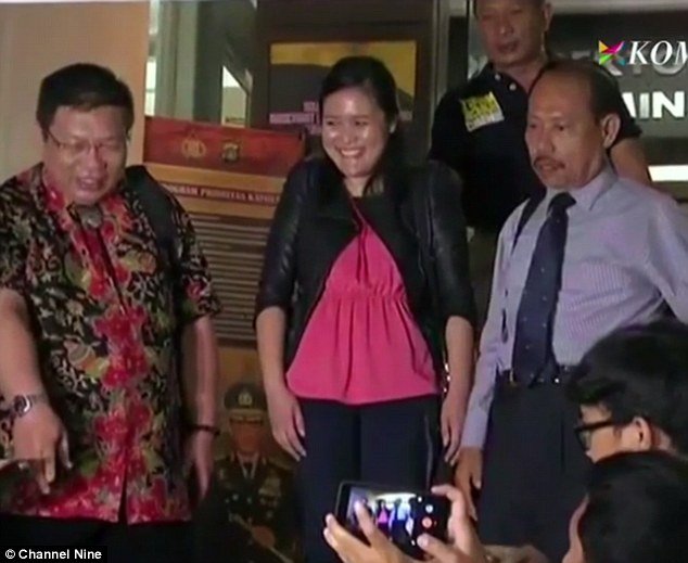 Jessica Wongso smiling during reenactment