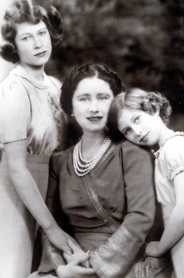 Katherine & Nerissa Bowes-Lyon with Fenella Bowes-Lyon