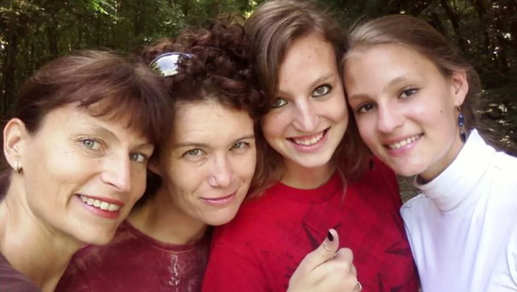 Karen Kahler, Sunny Reese, Lauren Kahler and Emily Kahler